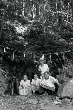 作料清水の水汲み場を整備した実年会の人たち People of the Jitsunenkai Group Maintaining Sakuryo Fountain 