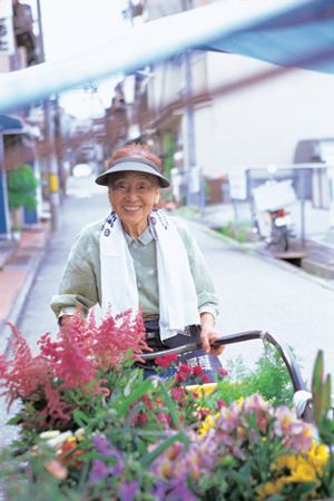 高山市街地／花を売る人 A Woman Selling Flowers, Central Takayama