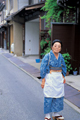 片原町／町家に住む人 A Woman near her Traditional House, Katahara-machi
